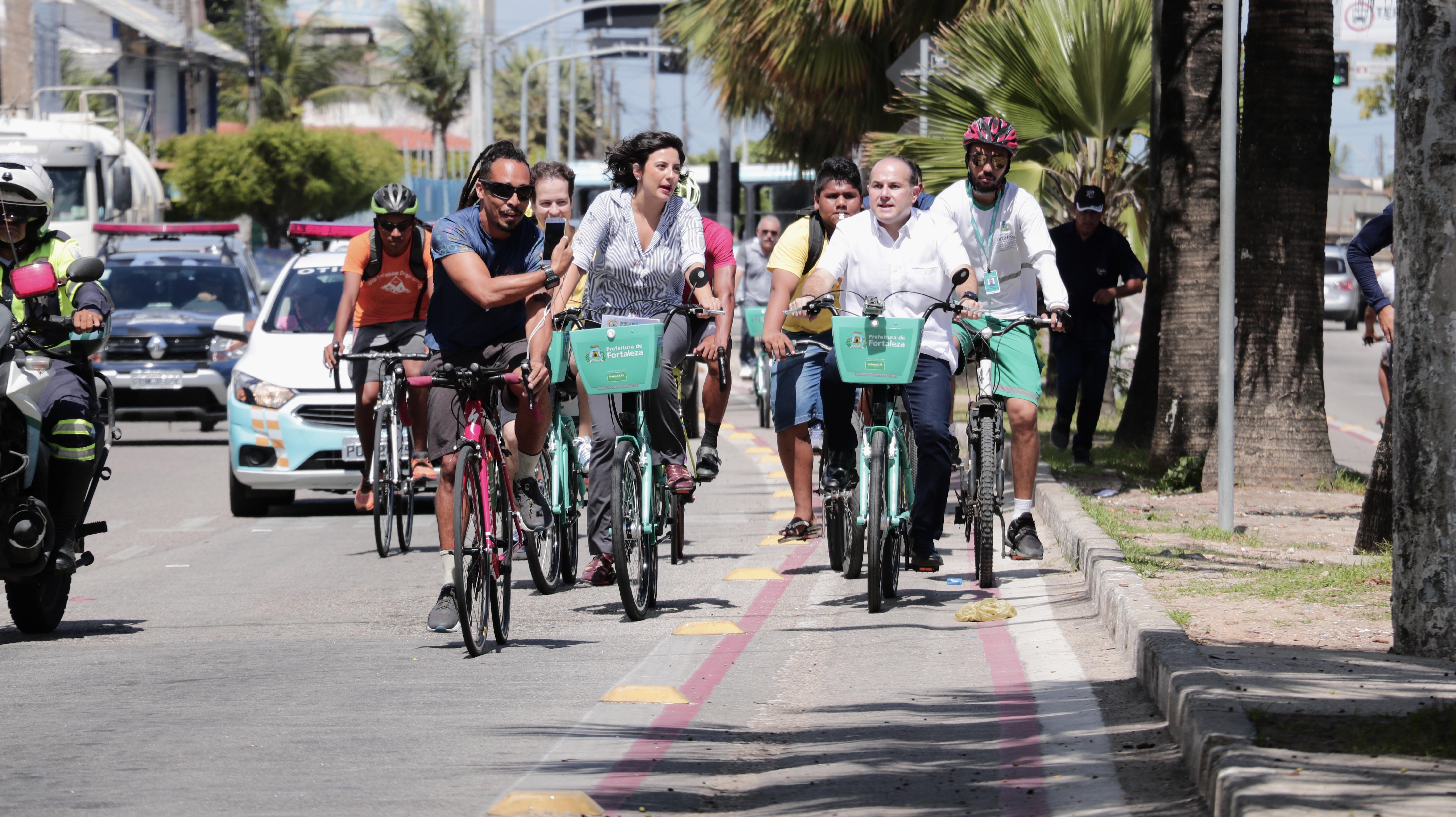 várias pessoas andando de bicicleta